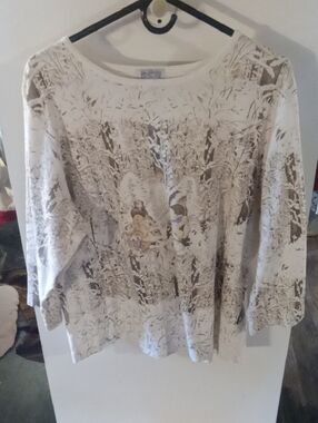 (04) The Bradford Exchange Cream and Brown Long-Sleeve Botanical Tee